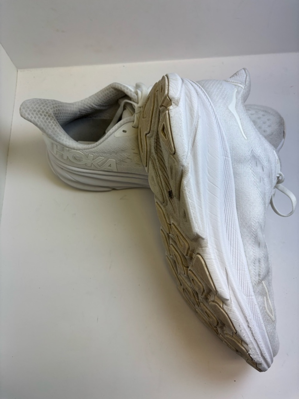 HOKA W CLIFTON 9 ATHLETIC WORK SHOE SNEAKER WOMEN SIZE 10.5B  LT GRAY- WHITE
